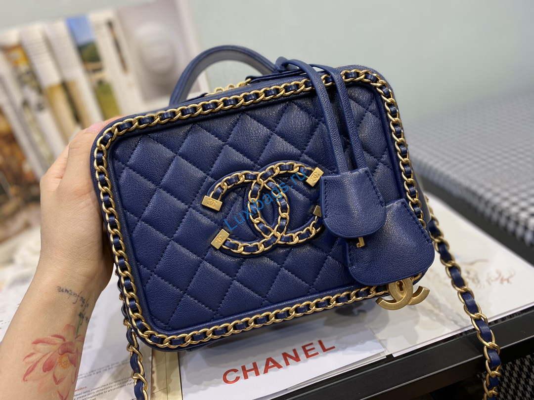 Chanel CC Filigree Vanity Case Bag Grained Calfskin A93343 Navy Blue | voguebags.ru chanel cc filigree vanity case bag grained calfskin a93343 18