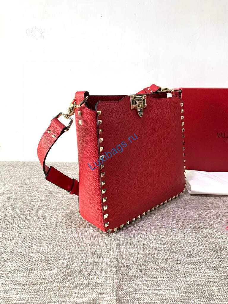 Valentino 2B0C17 Rockstud Grainy Calfskin Hobo Bag 50031S Red | voguebags.ru valentino 2b0c17 rockstud grainy calfskin hobo bag 50031s 51