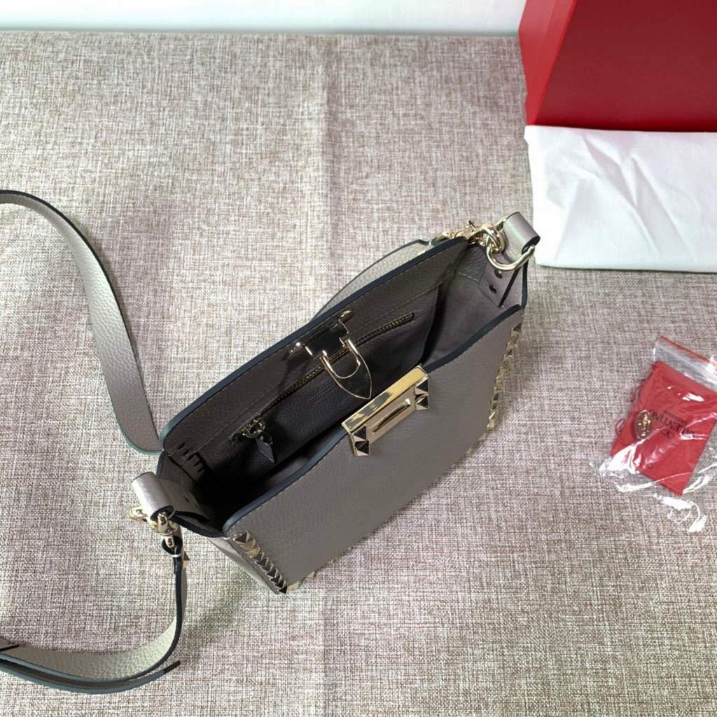 Valentino 2B0C17V Mini Rockstud Grainy Calfskin Hobo Bag 50029 Gray | voguebags.ru valentino 2b0c17v mini rockstud grainy calfskin hobo bag 50029 10