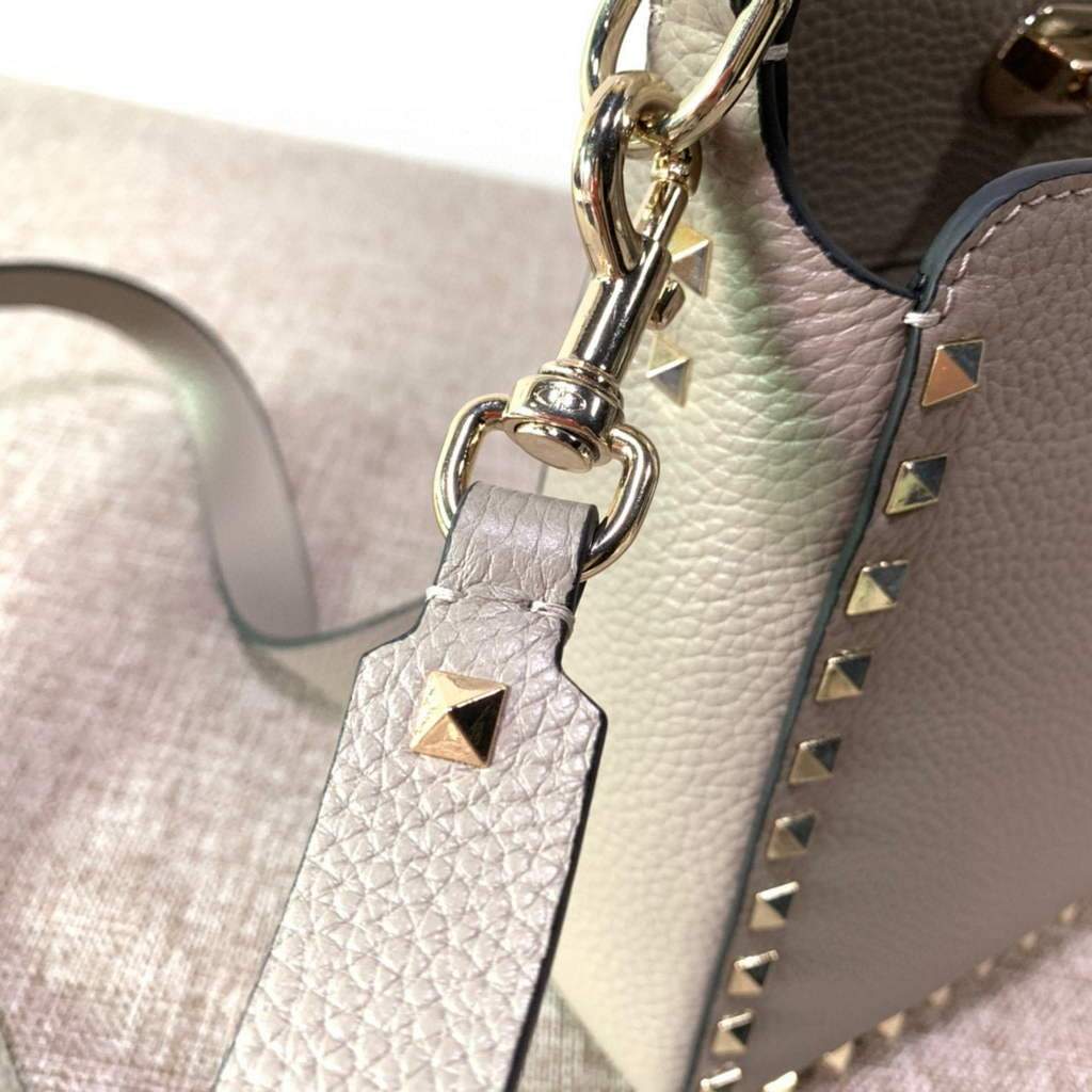 Valentino 2B0C17V Mini Rockstud Grainy Calfskin Hobo Bag 50029 Gray | voguebags.ru valentino 2b0c17v mini rockstud grainy calfskin hobo bag 50029 11