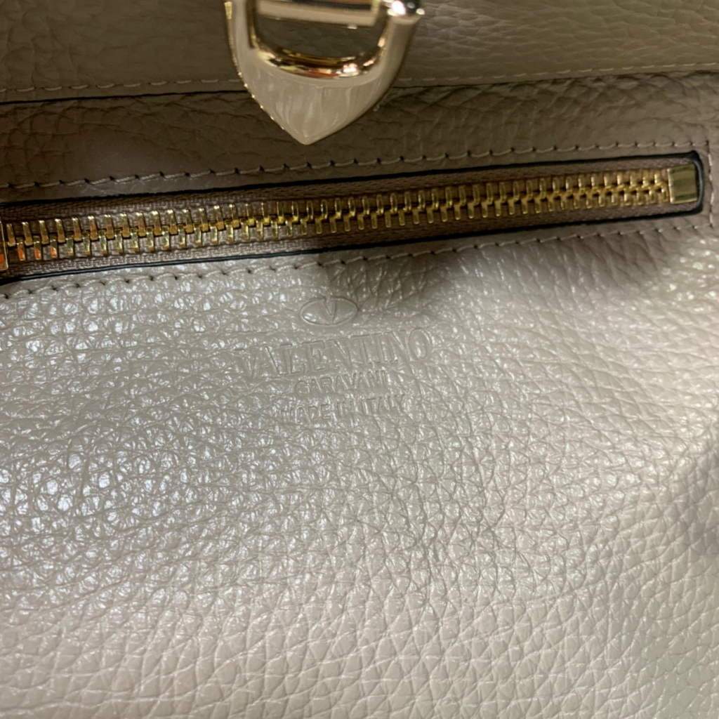 Valentino 2B0C17V Mini Rockstud Grainy Calfskin Hobo Bag 50029 Gray | voguebags.ru valentino 2b0c17v mini rockstud grainy calfskin hobo bag 50029 12