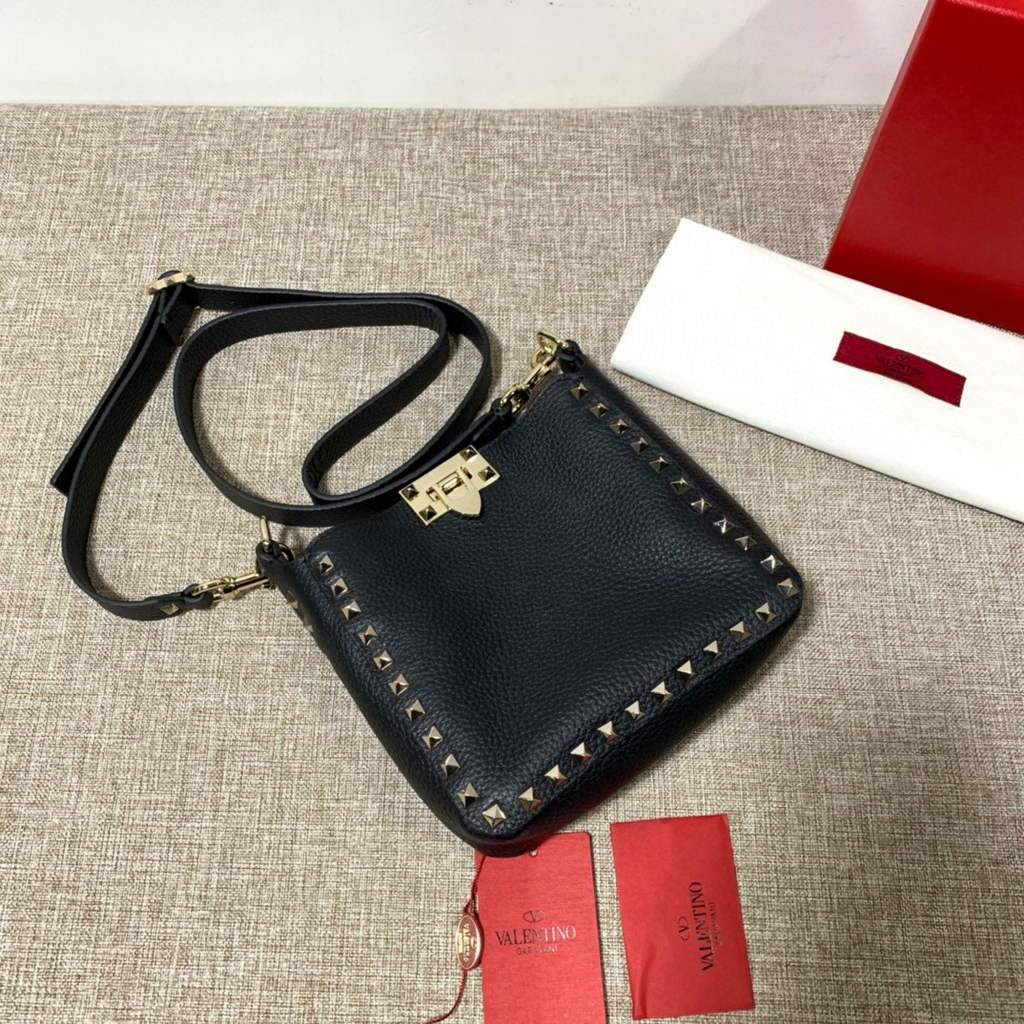 Valentino 2B0C17V Mini Rockstud Grainy Calfskin Hobo Bag 50029 Black | voguebags.ru valentino 2b0c17v mini rockstud grainy calfskin hobo bag 50029 24