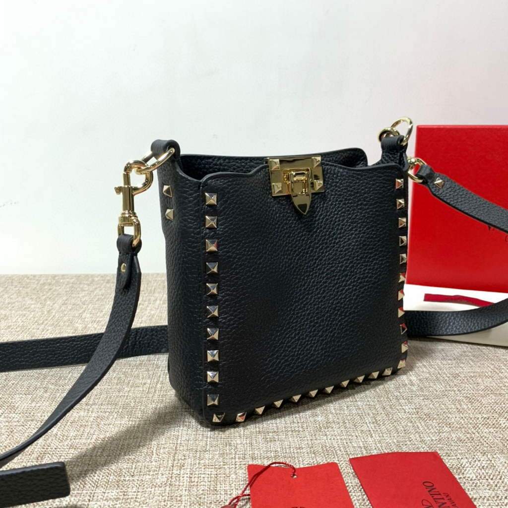 Valentino 2B0C17V Mini Rockstud Grainy Calfskin Hobo Bag 50029 Black | voguebags.ru valentino 2b0c17v mini rockstud grainy calfskin hobo bag 50029 25