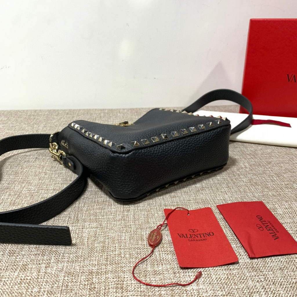 Valentino 2B0C17V Mini Rockstud Grainy Calfskin Hobo Bag 50029 Black | voguebags.ru valentino 2b0c17v mini rockstud grainy calfskin hobo bag 50029 26
