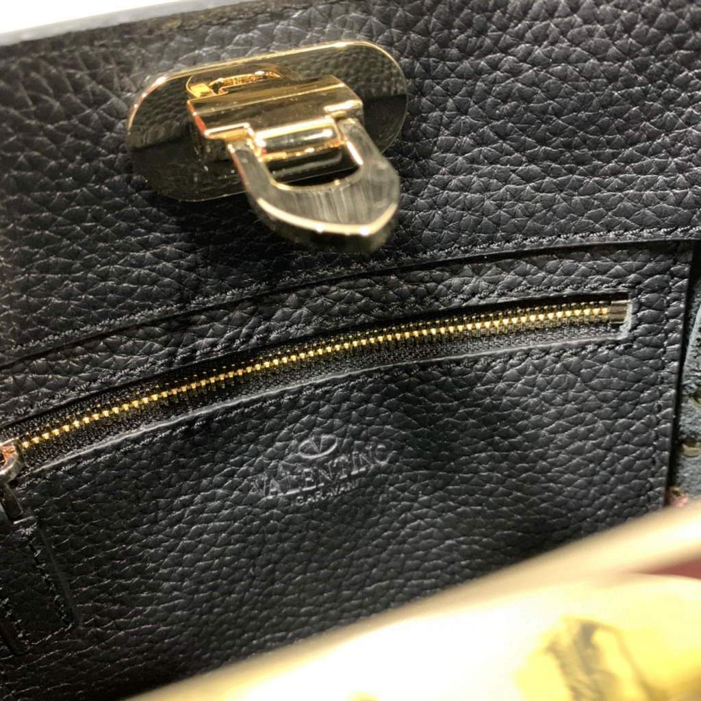 Valentino 2B0C17V Mini Rockstud Grainy Calfskin Hobo Bag 50029 Black | voguebags.ru valentino 2b0c17v mini rockstud grainy calfskin hobo bag 50029 30