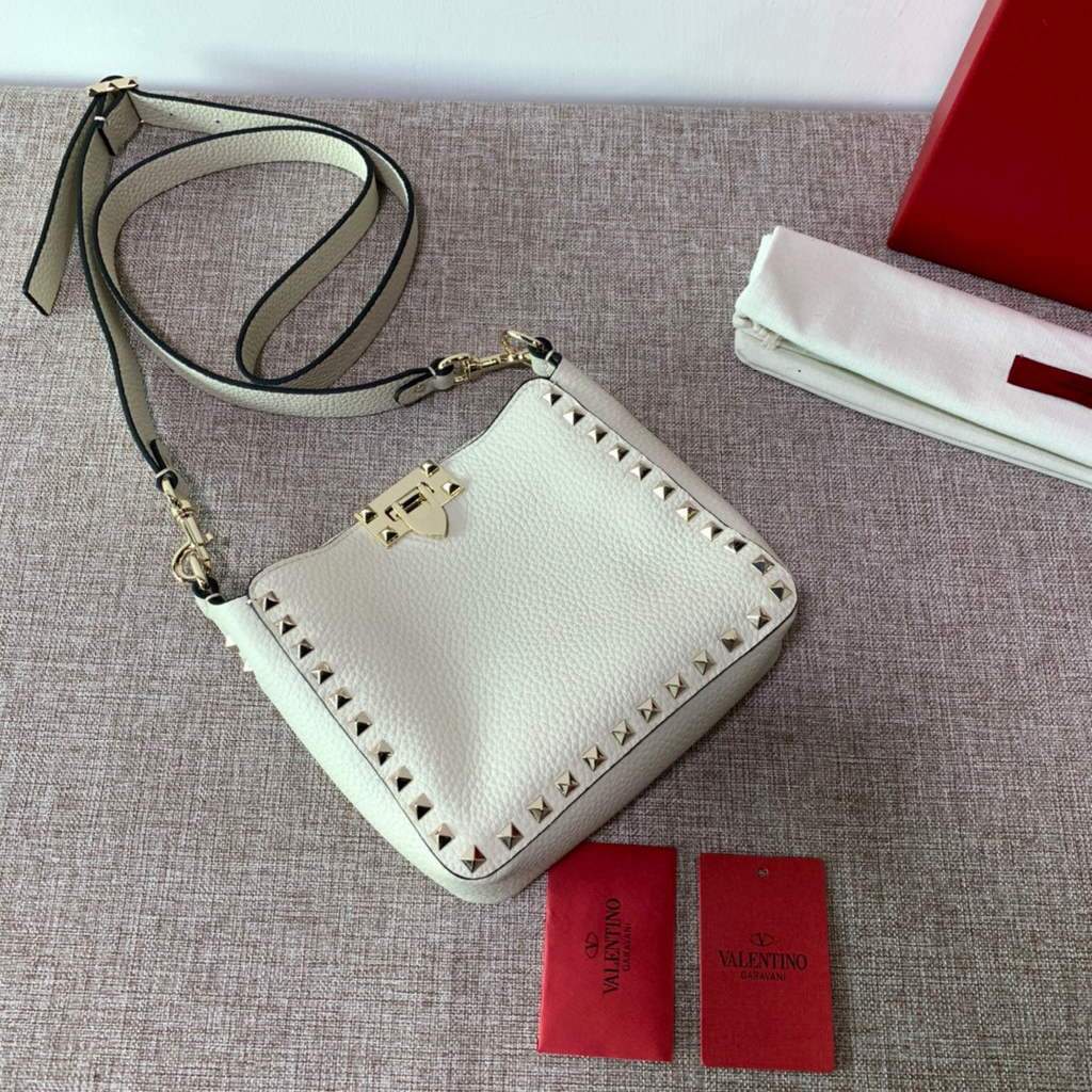 Valentino 2B0C17V Mini Rockstud Grainy Calfskin Hobo Bag 50029 Beige | voguebags.ru valentino 2b0c17v mini rockstud grainy calfskin hobo bag 50029 33