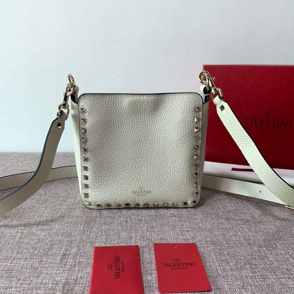 Valentino 2B0C17V Mini Rockstud Grainy Calfskin Hobo Bag 50029 Beige | voguebags.ru valentino 2b0c17v mini rockstud grainy calfskin hobo bag 50029 36