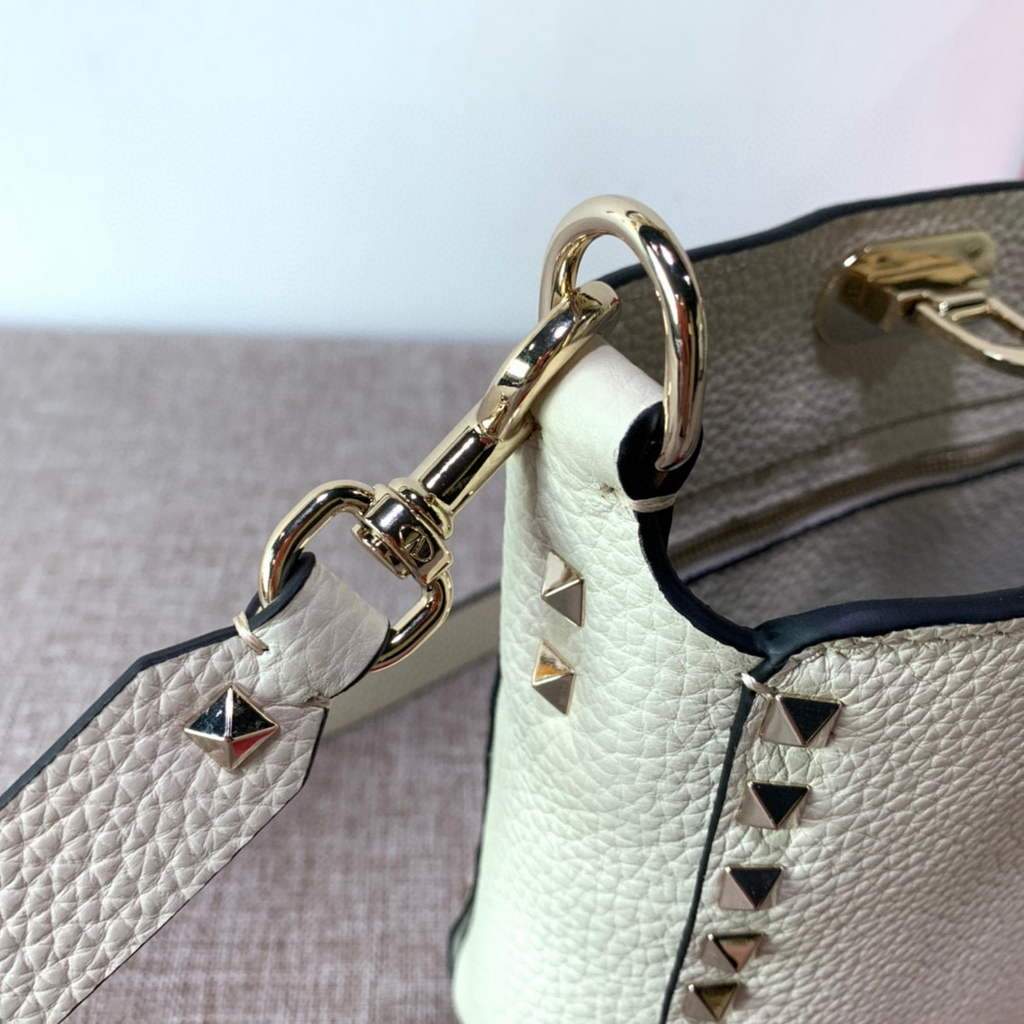 Valentino 2B0C17V Mini Rockstud Grainy Calfskin Hobo Bag 50029 Beige | voguebags.ru valentino 2b0c17v mini rockstud grainy calfskin hobo bag 50029 38