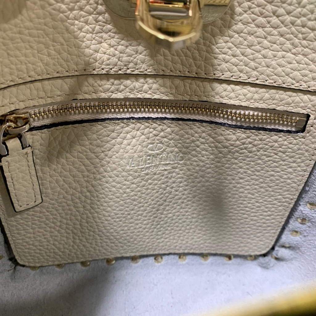 Valentino 2B0C17V Mini Rockstud Grainy Calfskin Hobo Bag 50029 Beige | voguebags.ru valentino 2b0c17v mini rockstud grainy calfskin hobo bag 50029 39