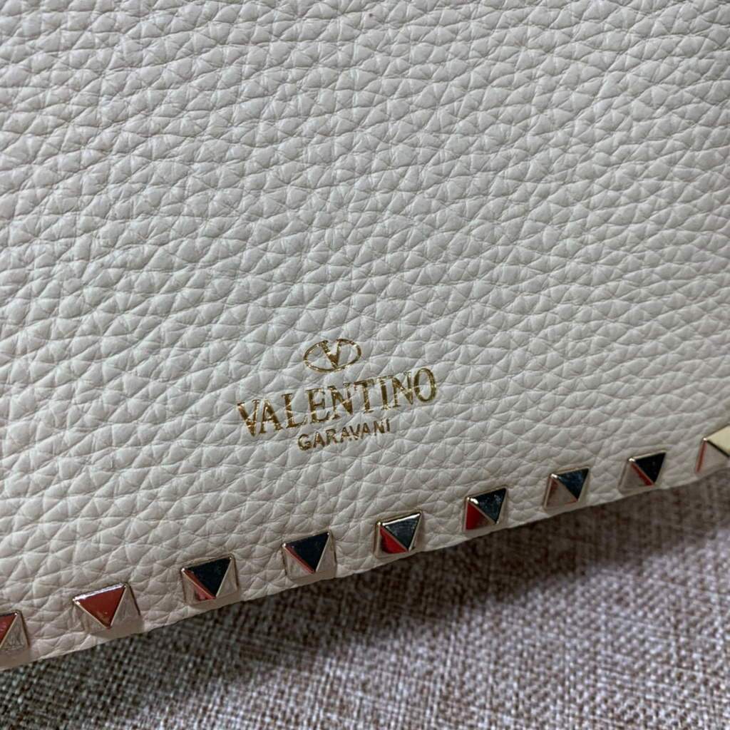 Valentino 2B0C17V Mini Rockstud Grainy Calfskin Hobo Bag 50029 Beige | voguebags.ru valentino 2b0c17v mini rockstud grainy calfskin hobo bag 50029 40