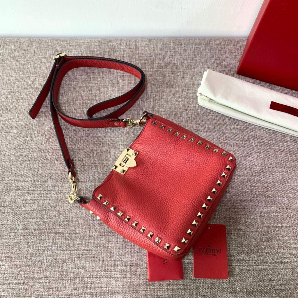 Valentino 2B0C17V Mini Rockstud Grainy Calfskin Hobo Bag 50029 Red | voguebags.ru valentino 2b0c17v mini rockstud grainy calfskin hobo bag 50029 60
