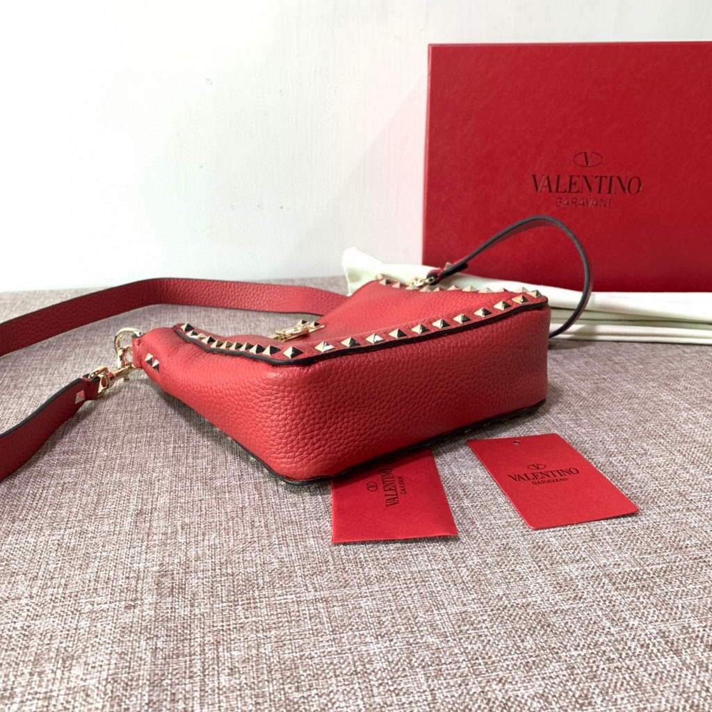 Valentino 2B0C17V Mini Rockstud Grainy Calfskin Hobo Bag 50029 Red | voguebags.ru valentino 2b0c17v mini rockstud grainy calfskin hobo bag 50029 62