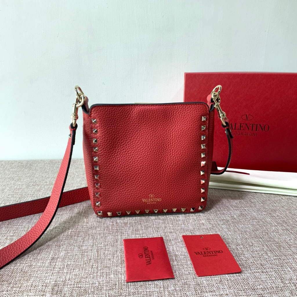 Valentino 2B0C17V Mini Rockstud Grainy Calfskin Hobo Bag 50029 Red | voguebags.ru valentino 2b0c17v mini rockstud grainy calfskin hobo bag 50029 63