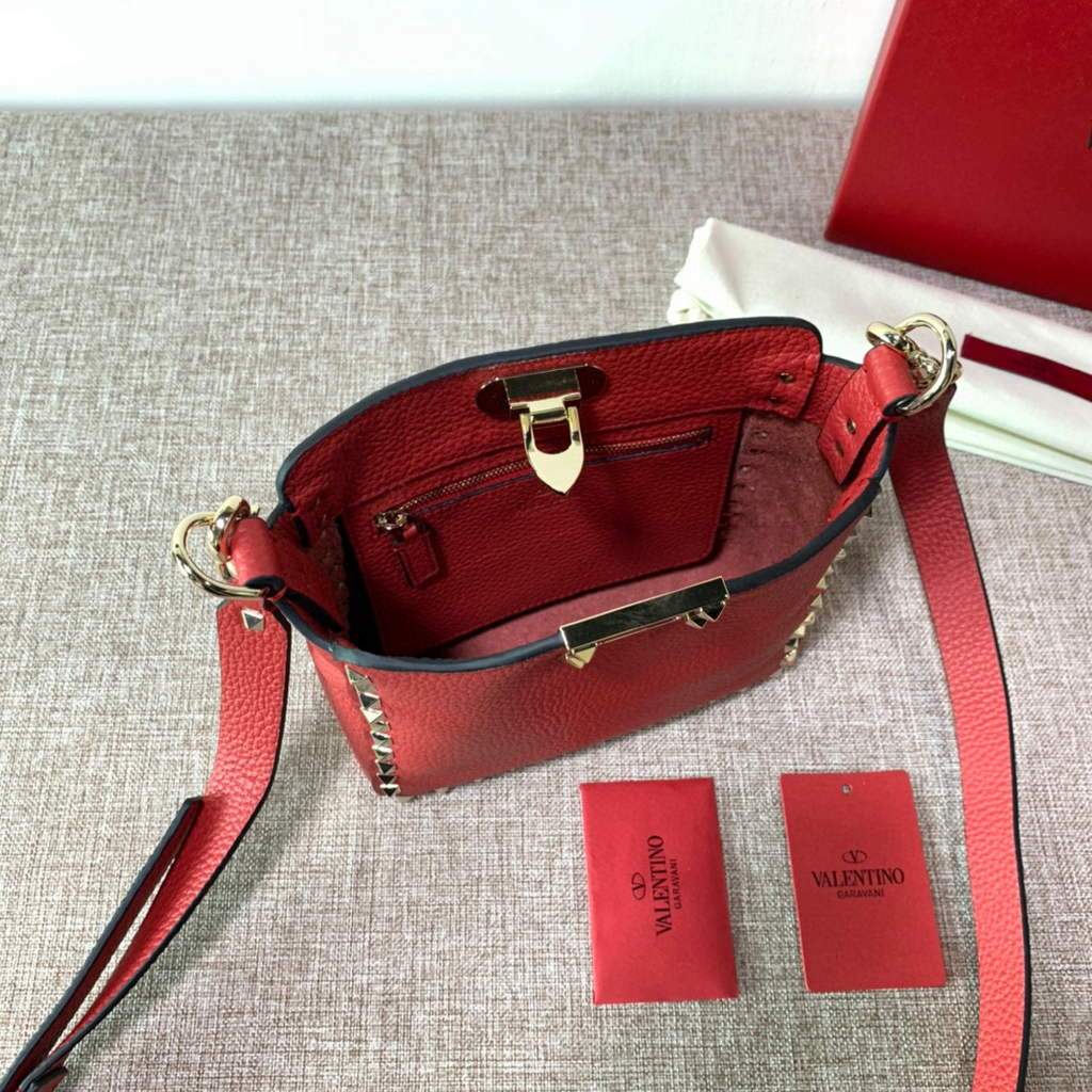 Valentino 2B0C17V Mini Rockstud Grainy Calfskin Hobo Bag 50029 Red | voguebags.ru valentino 2b0c17v mini rockstud grainy calfskin hobo bag 50029 64