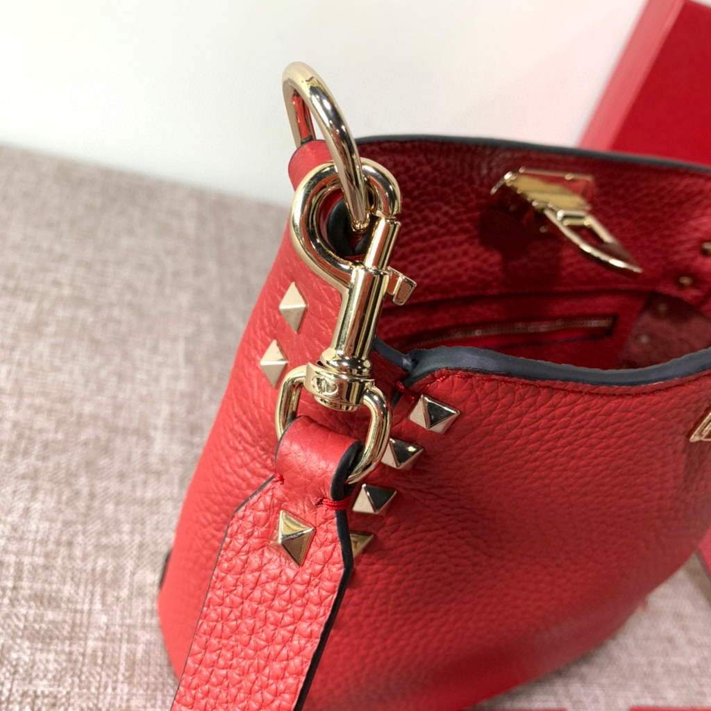 Valentino 2B0C17V Mini Rockstud Grainy Calfskin Hobo Bag 50029 Red | voguebags.ru valentino 2b0c17v mini rockstud grainy calfskin hobo bag 50029 65
