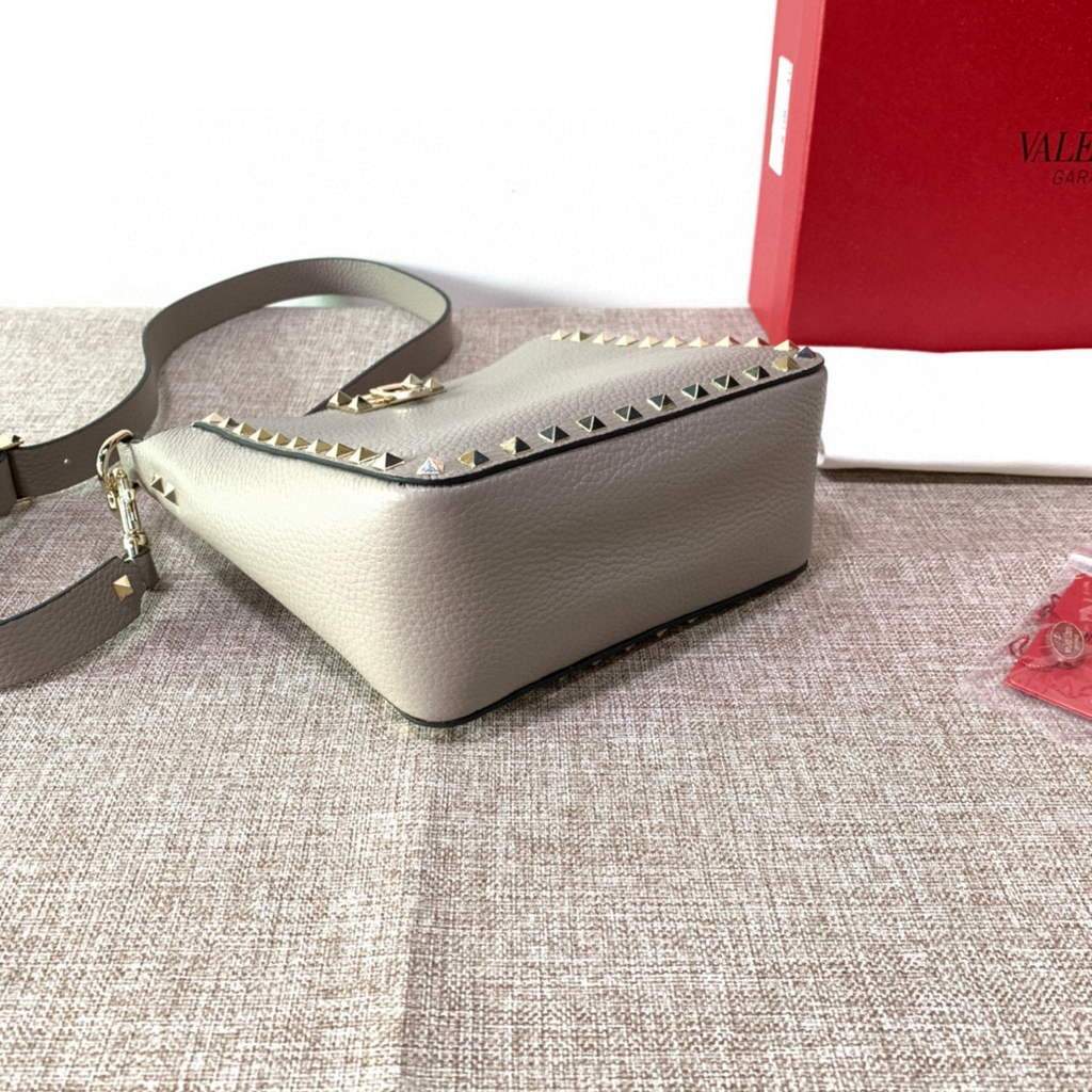 Valentino 2B0C17V Mini Rockstud Grainy Calfskin Hobo Bag 50029 Gray | voguebags.ru valentino 2b0c17v mini rockstud grainy calfskin hobo bag 50029 8