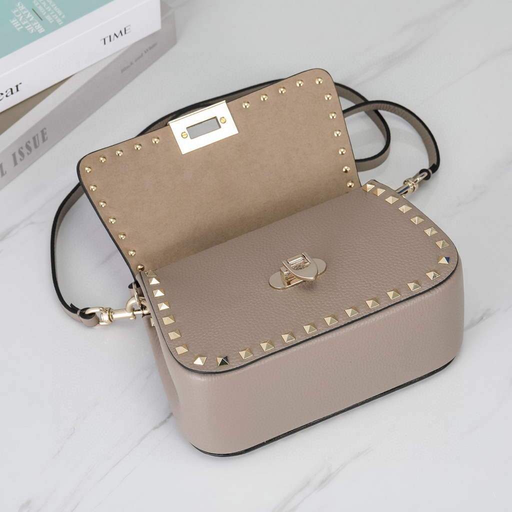 Valentino 2B0I52 Small Rockstud Grainy Calfskin Handbag 2025S Gray | voguebags.ru valentino 2b0i52 small rockstud grainy calfskin handbag 2025s 15