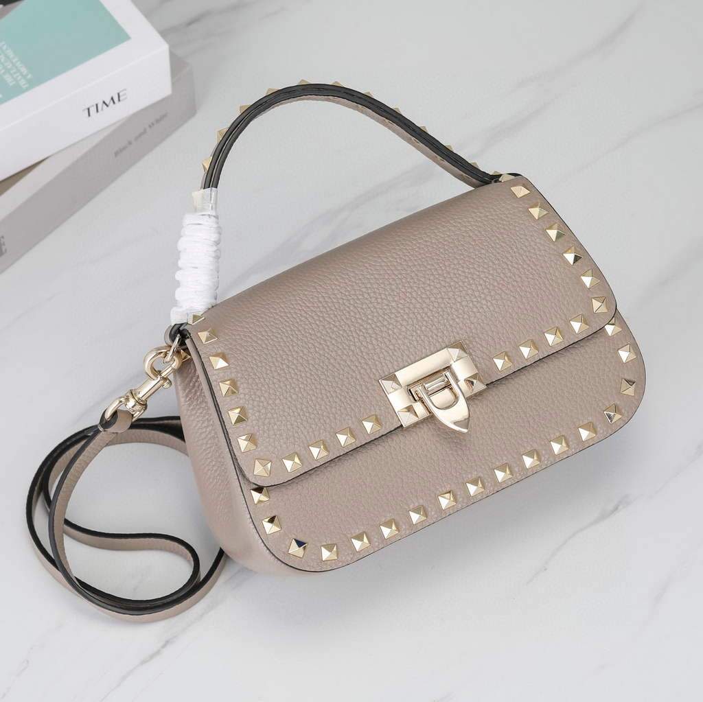 Valentino 2B0I52 Small Rockstud Grainy Calfskin Handbag 2025S Gray | voguebags.ru valentino 2b0i52 small rockstud grainy calfskin handbag 2025s 16