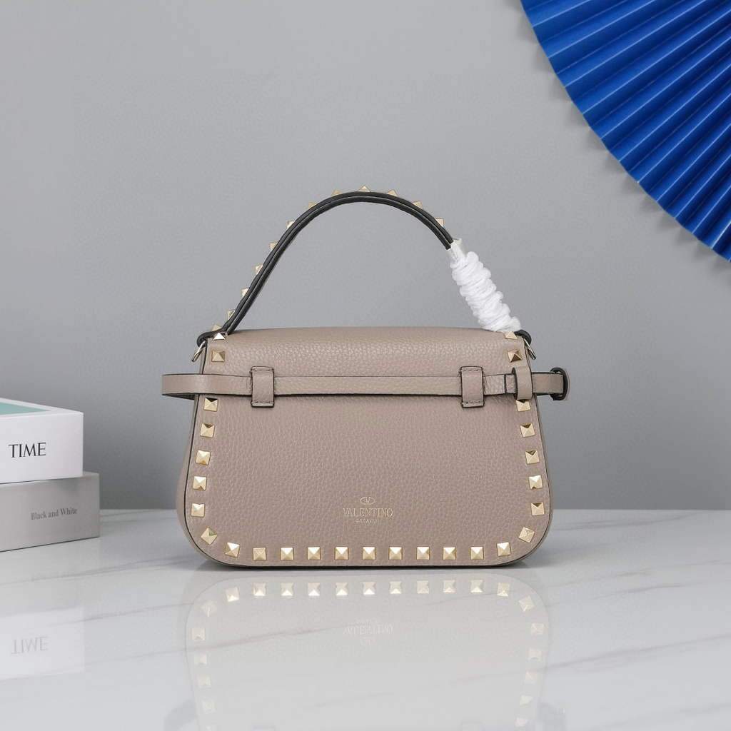 Valentino 2B0I52 Small Rockstud Grainy Calfskin Handbag 2025S Gray | voguebags.ru valentino 2b0i52 small rockstud grainy calfskin handbag 2025s 17