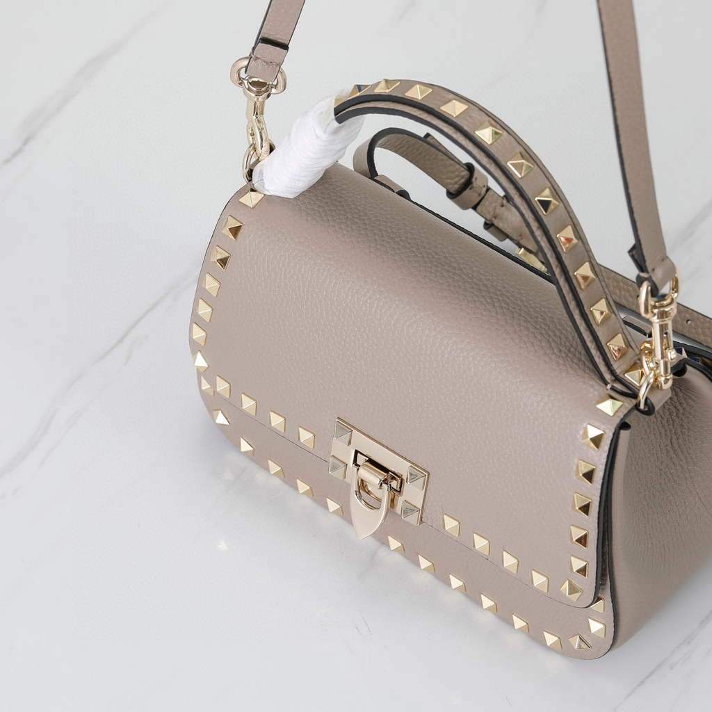 Valentino 2B0I52 Small Rockstud Grainy Calfskin Handbag 2025S Gray | voguebags.ru valentino 2b0i52 small rockstud grainy calfskin handbag 2025s 18
