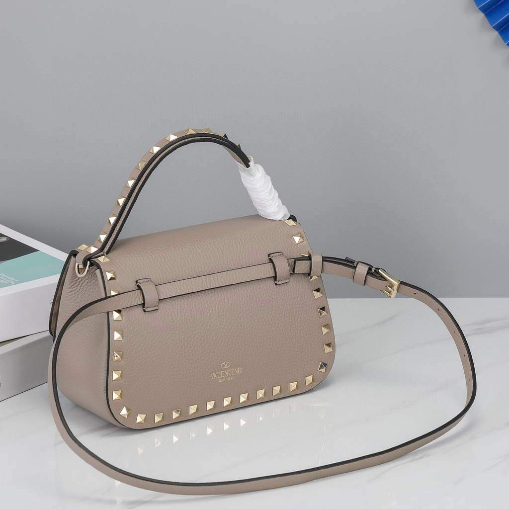 Valentino 2B0I52 Small Rockstud Grainy Calfskin Handbag 2025S Gray | voguebags.ru valentino 2b0i52 small rockstud grainy calfskin handbag 2025s 19