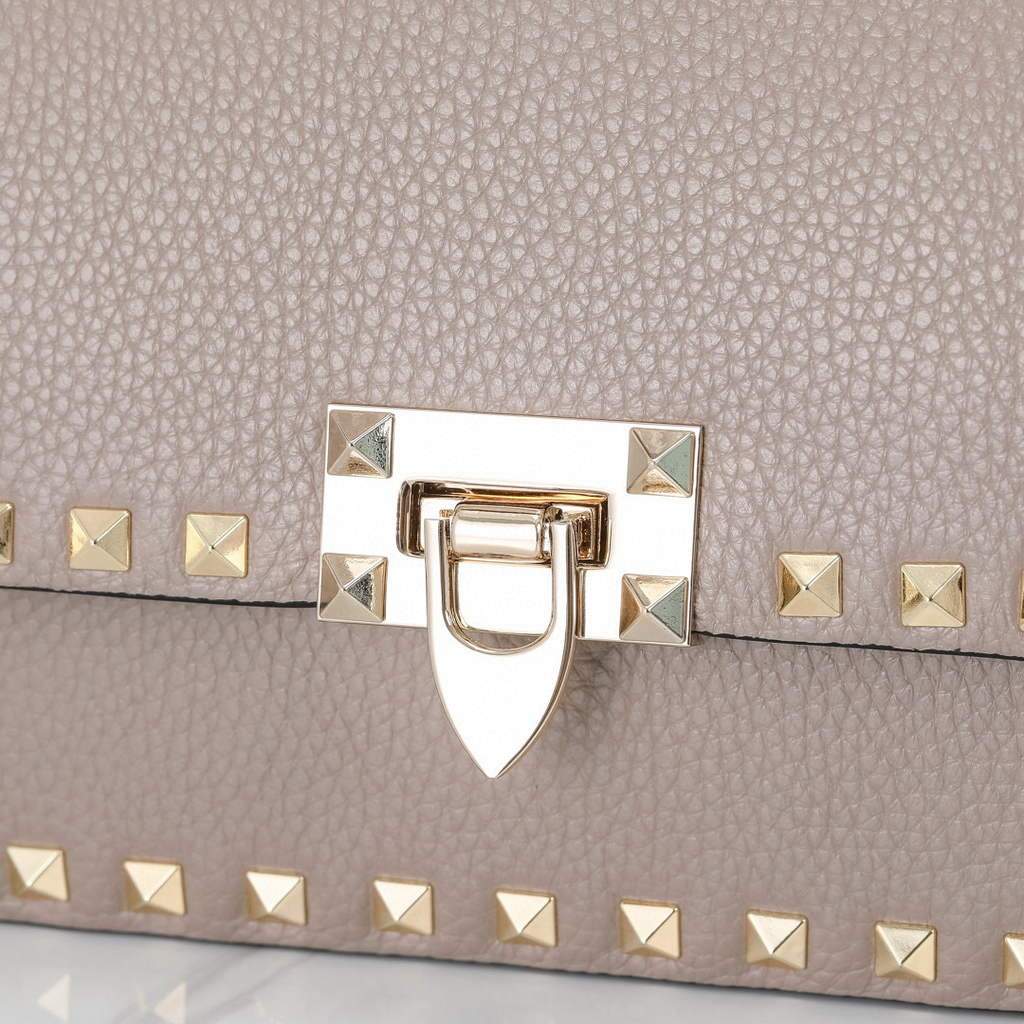 Valentino 2B0I52 Small Rockstud Grainy Calfskin Handbag 2025S Gray | voguebags.ru valentino 2b0i52 small rockstud grainy calfskin handbag 2025s 20