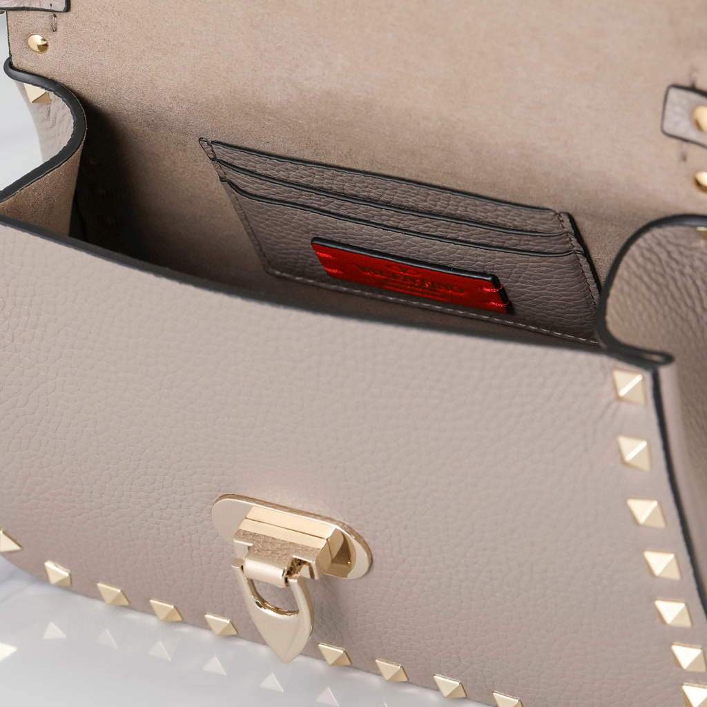 Valentino 2B0I52 Small Rockstud Grainy Calfskin Handbag 2025S Gray | voguebags.ru valentino 2b0i52 small rockstud grainy calfskin handbag 2025s 21