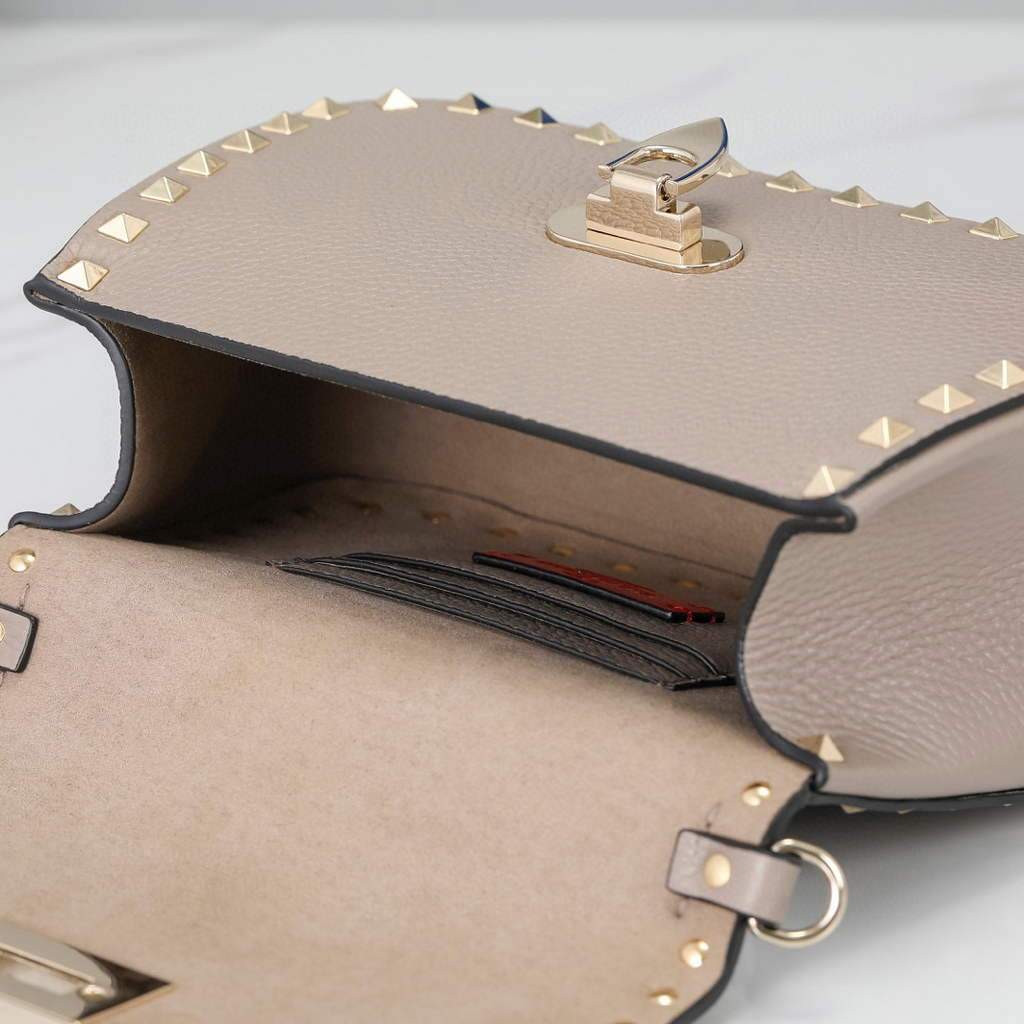 Valentino 2B0I52 Small Rockstud Grainy Calfskin Handbag 2025S Gray | voguebags.ru valentino 2b0i52 small rockstud grainy calfskin handbag 2025s 22
