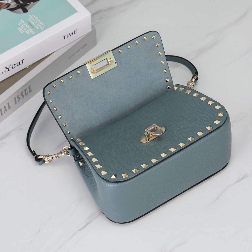 Valentino 2B0I52 Small Rockstud Grainy Calfskin Handbag 2025S Blue | voguebags.ru valentino 2b0i52 small rockstud grainy calfskin handbag 2025s 46