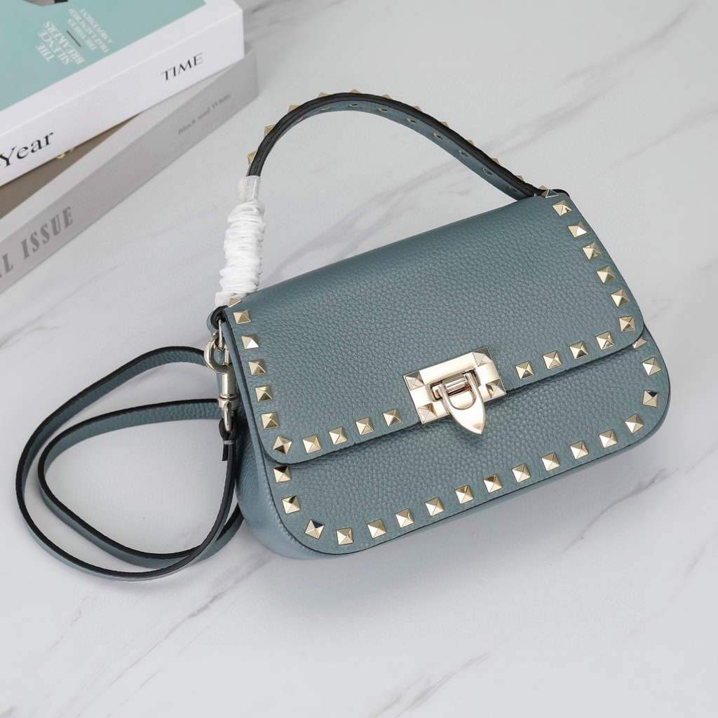 Valentino 2B0I52 Small Rockstud Grainy Calfskin Handbag 2025S Blue | voguebags.ru valentino 2b0i52 small rockstud grainy calfskin handbag 2025s 47