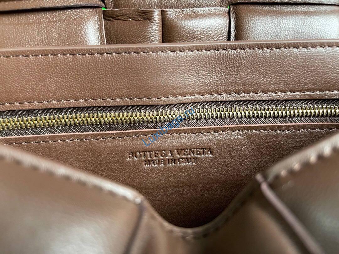 Bottega Veneta BV 20206 Chain Cassette 631421 Brown Gold | bottega veneta bv 20206 chain cassette 631421 161 voguebags.ru