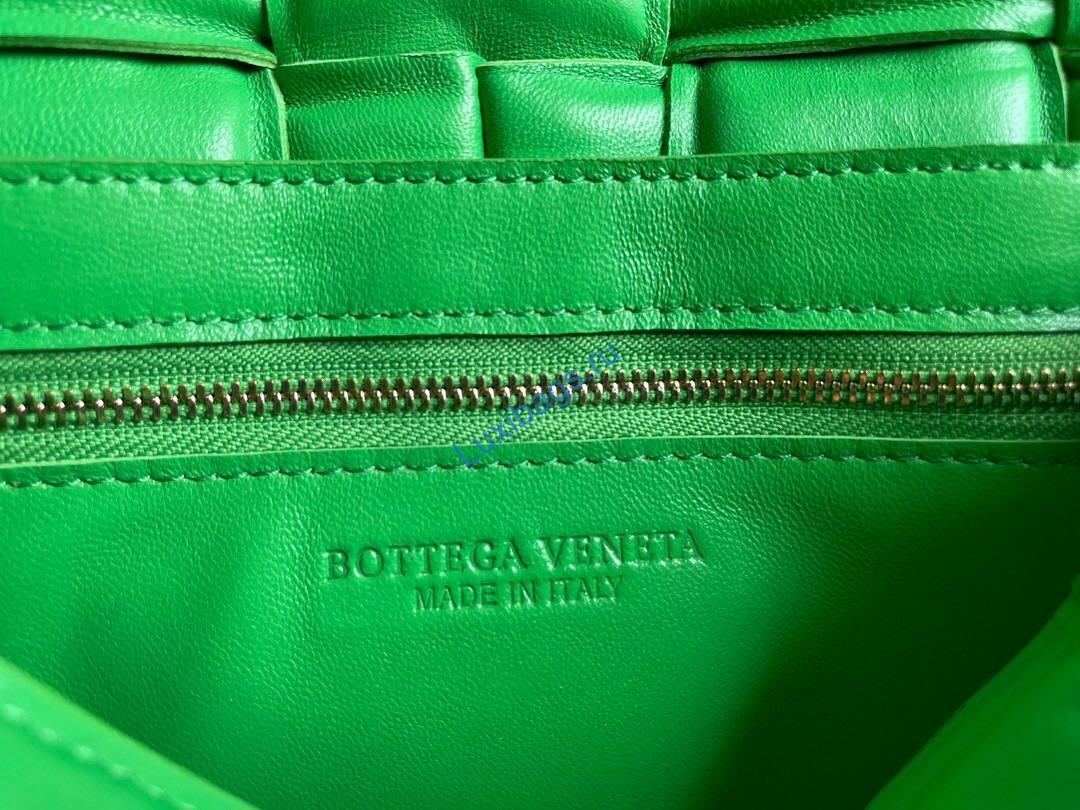 Bottega Veneta BV 20206 Chain Cassette 631421 Grass Green Gold | bottega veneta bv 20206 chain cassette 631421 62 voguebags.ru