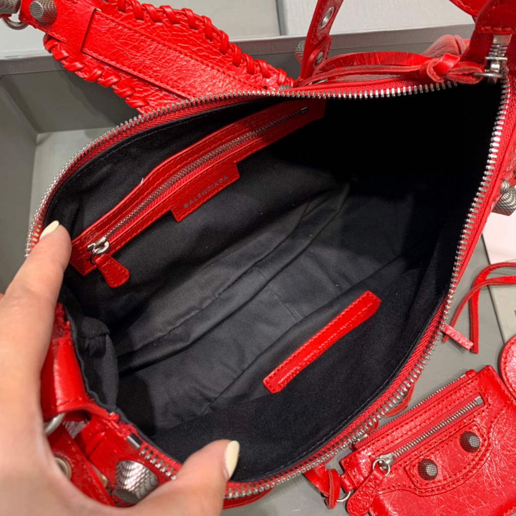 Balenciaga 67130723 Women's Le Cagole Small Shoulder Bag Arena lambskin In Red | luxibags.ru 657