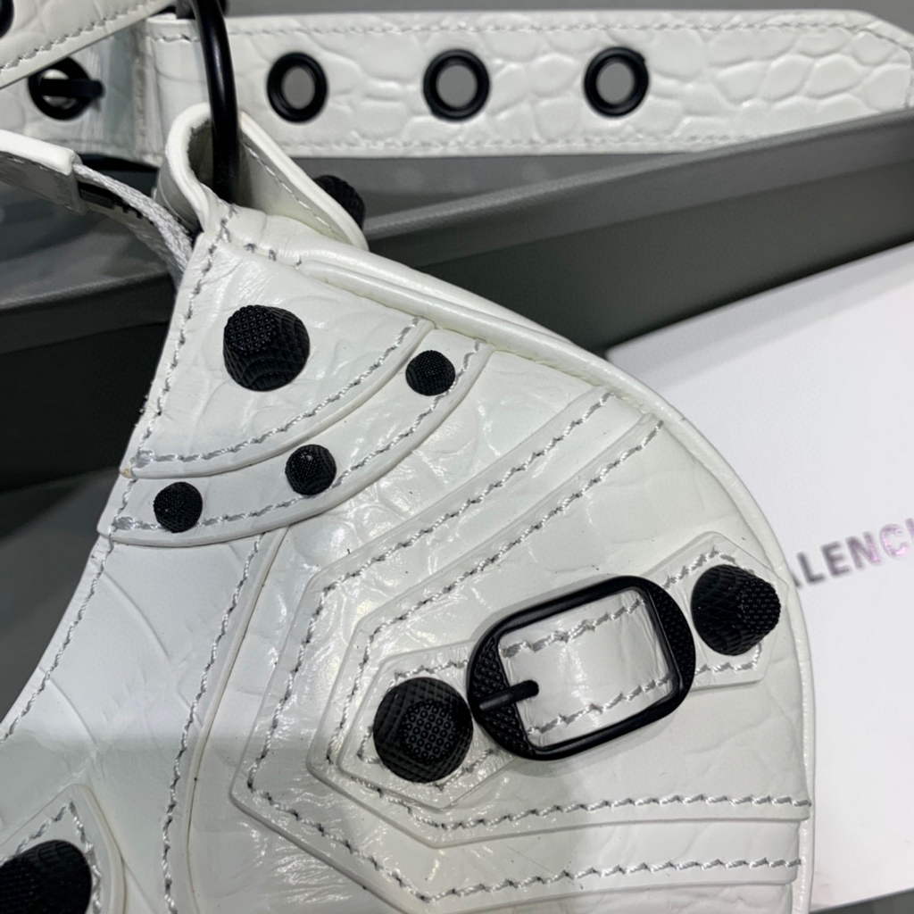Balenciaga 700940210 Women's Neo Cagole XS Handbag in White Crocodile lambskin | luxibags.ru 735