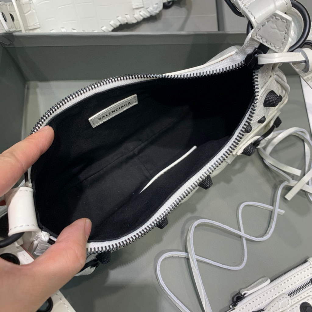 Balenciaga 700940210 Women's Neo Cagole XS Handbag in White Crocodile lambskin | luxibags.ru 736