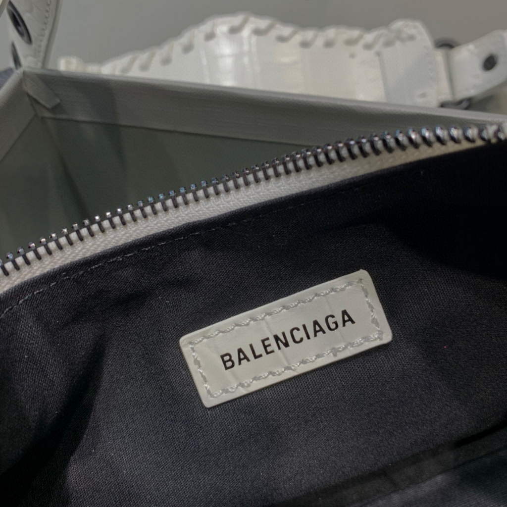 Balenciaga 700940210 Women's Neo Cagole XS Handbag in White Crocodile lambskin | luxibags.ru 737