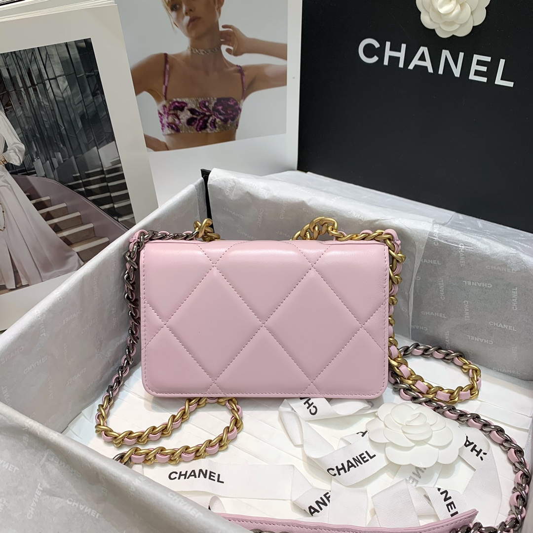 Chanel A86092 WOC 19 Chain Wallet Bag Lambskin Light Pink | chanel a86092 woc chain wallet bag lambskin 058