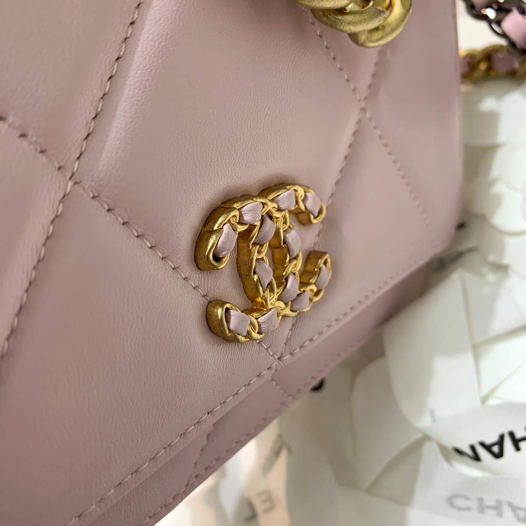 Chanel A86092 WOC 19 Chain Wallet Bag Lambskin Light Pink | chanel a86092 woc chain wallet bag lambskin 059
