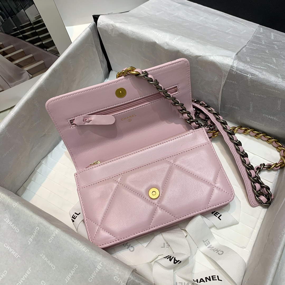Chanel A86092 WOC 19 Chain Wallet Bag Lambskin Light Pink | chanel a86092 woc chain wallet bag lambskin 064