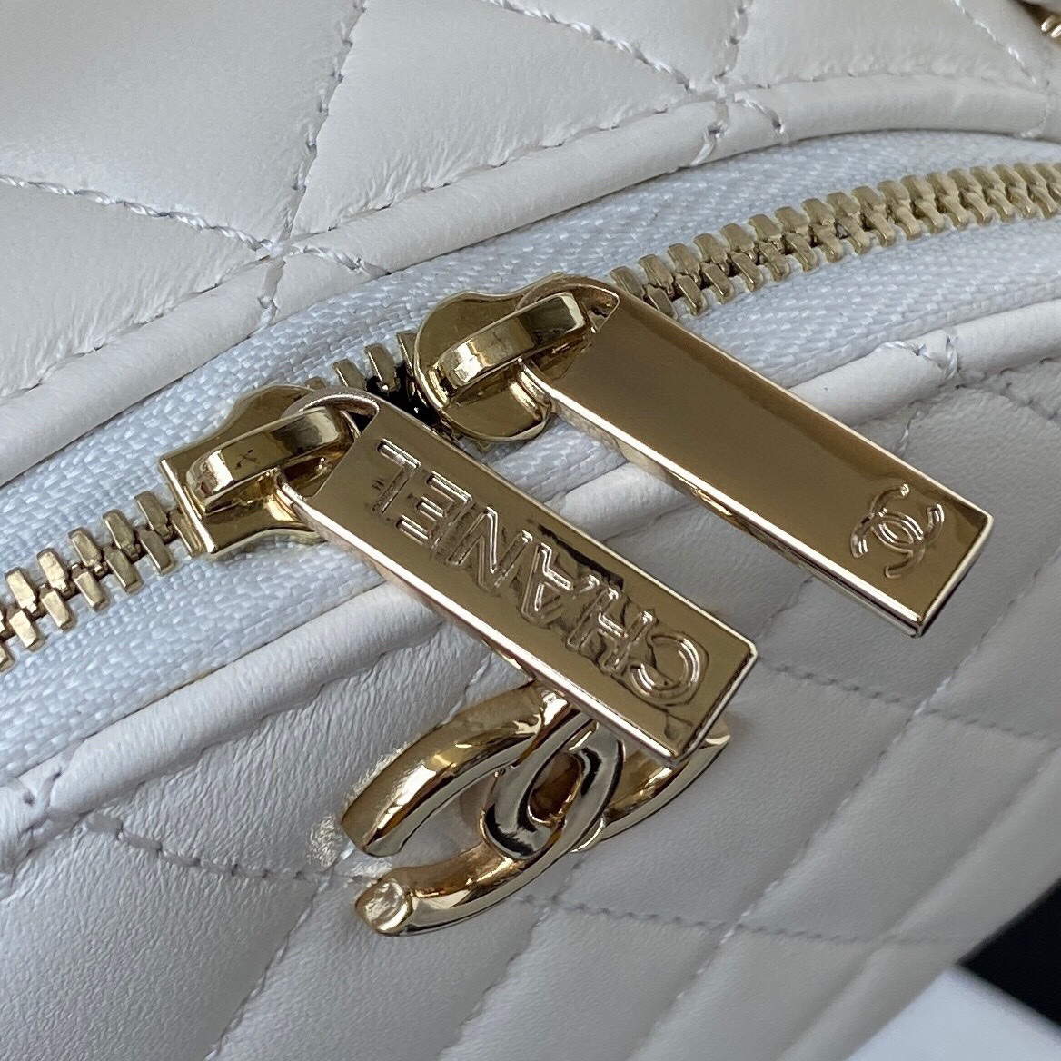 Chanel Vanity Case Shiny Lambskin Gold AP2731 White | chanel vanity case shiny lambskin gold ap2731 white 004