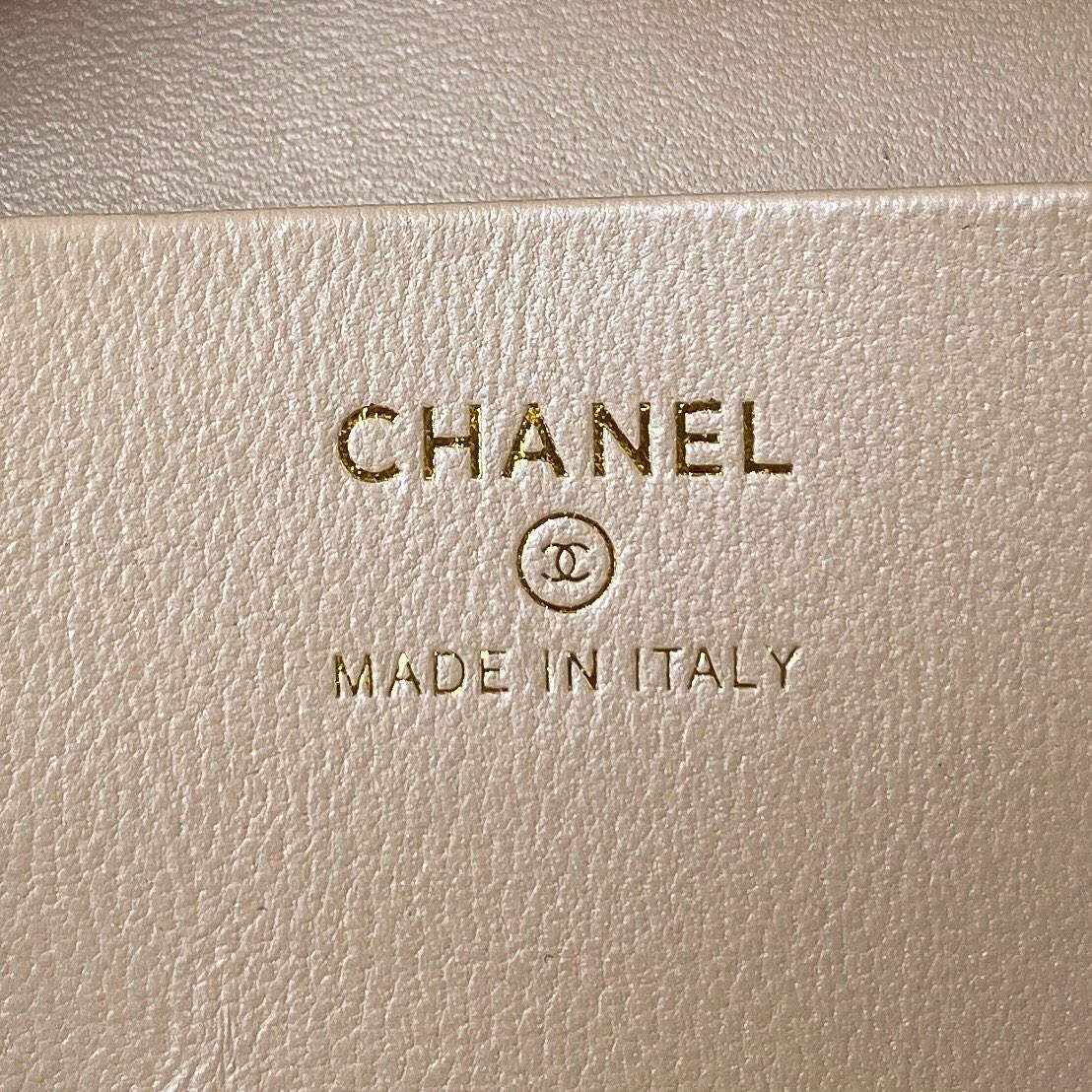 Chanel Vanity Case Shiny Lambskin Gold AP2731 White | chanel vanity case shiny lambskin gold ap2731 white 009