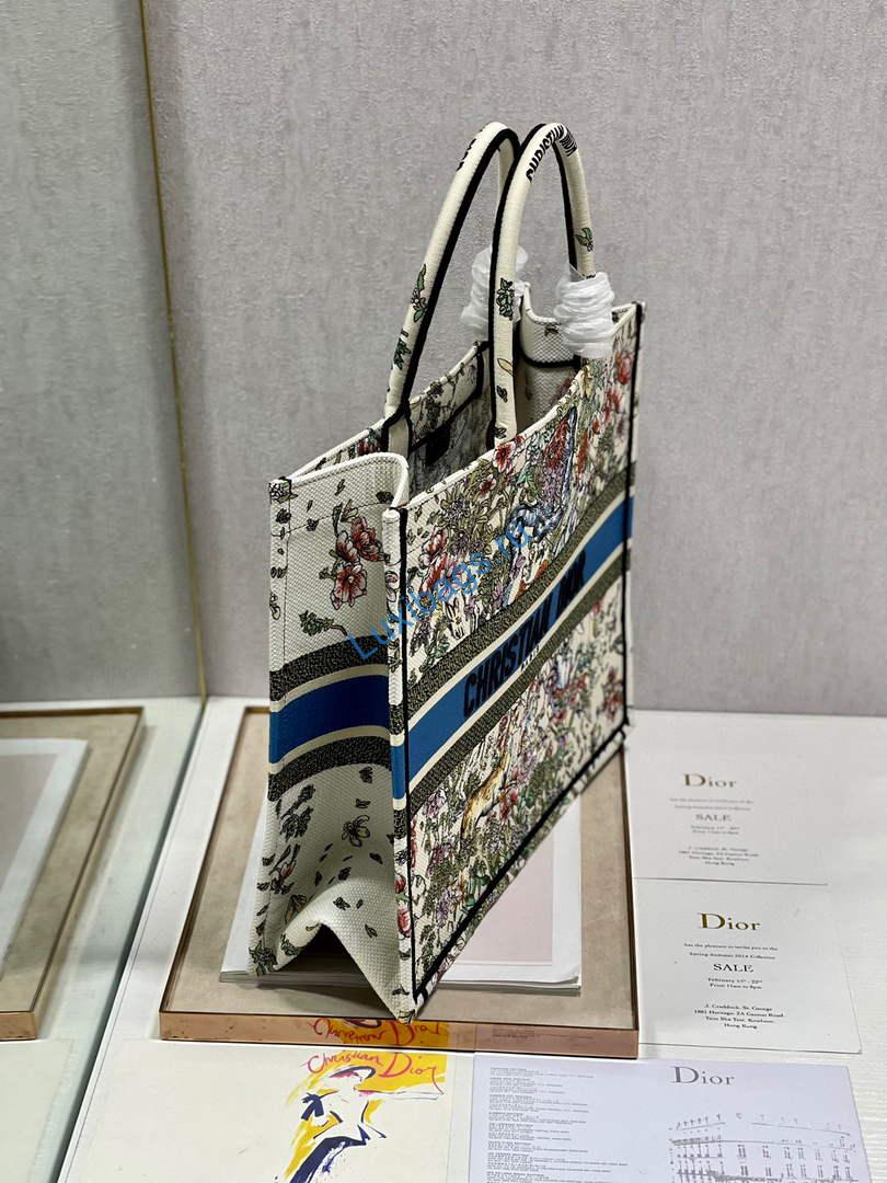 Dior M1286 Large Book Tote Latte D-Constellation Embroidery | dior m1286 large dior book tote latte d constellation embroidery 04