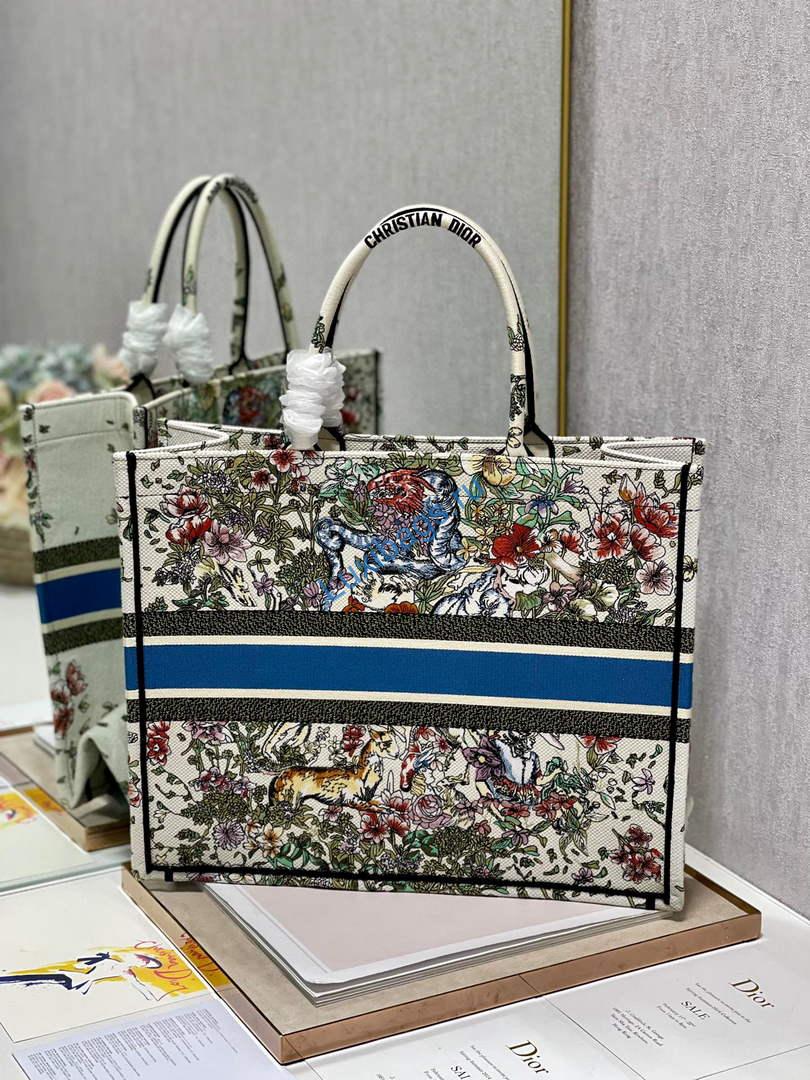 Dior M1286 Large Book Tote Latte D-Constellation Embroidery | dior m1286 large dior book tote latte d constellation embroidery 07