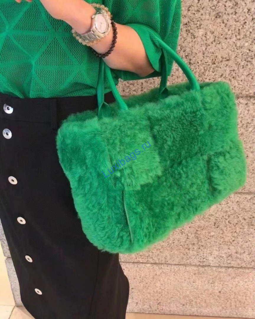 Bottega Veneta BV 652867 Arco Tote Intreccio shearling Green | bottega veneta bv 652867 arco tote parakeet intreccio shearling green 009