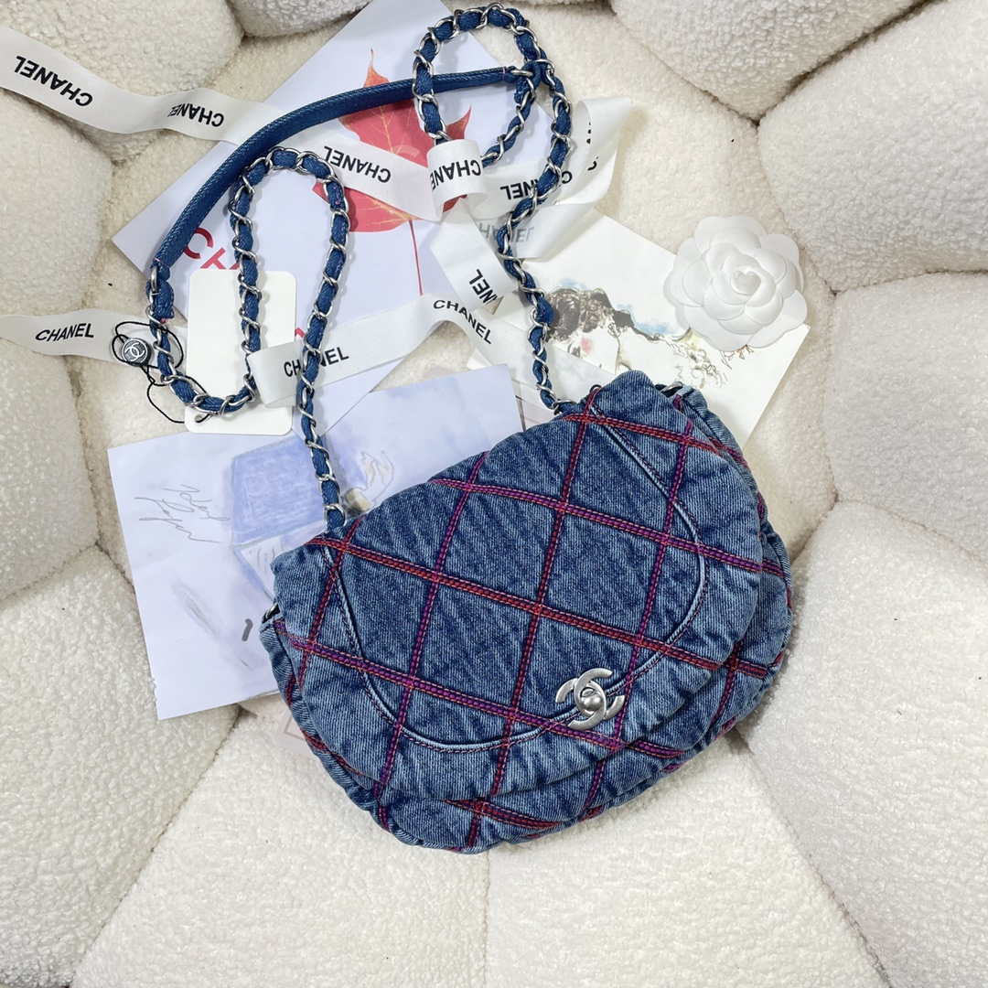 Chanel AS3188 22A Beach Denim saddle bag Denim blue | chanel as3188 22a beach denim saddle bag denim blue 005