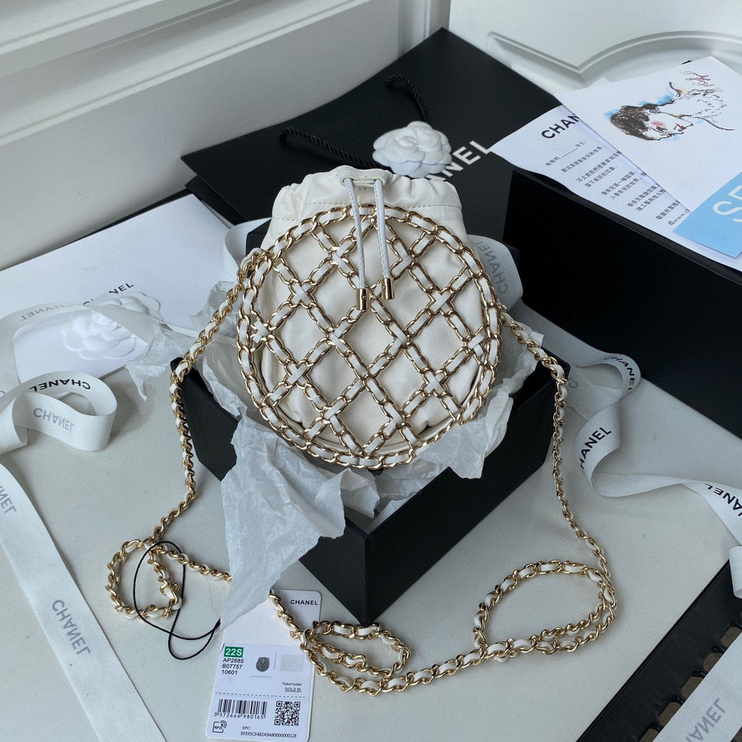 Chanel 2022 Cruise AP2685 Clutch Bag White | chanel 2022 cruise ap2685 clutch bag white 02
