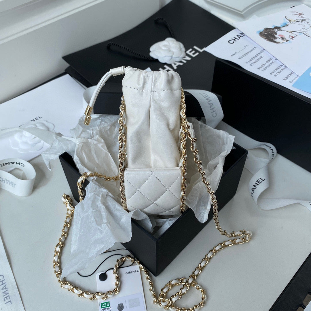 Chanel 2022 Cruise AP2685 Clutch Bag White | chanel 2022 cruise ap2685 clutch bag white 05