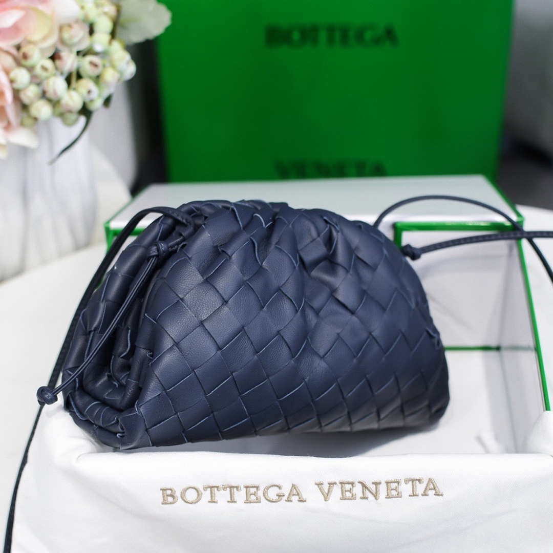 BV 585852 Bottega Veneta Mini Pouch intrecciato leather clutch with strap Navy Blue | bv 585852 bottega veneta mini pouch mini intrecciato leather clutch with strap 035