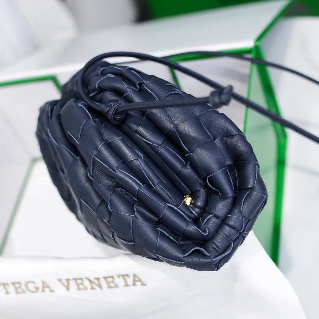 BV 585852 Bottega Veneta Mini Pouch intrecciato leather clutch with strap Navy Blue | bv 585852 bottega veneta mini pouch mini intrecciato leather clutch with strap 038