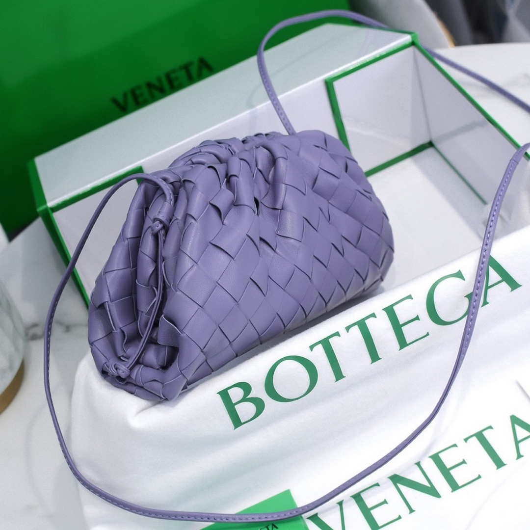 BV 585852 Bottega Veneta Mini Pouch Mini intrecciato leather clutch with strap Purple | bv 585852 bottega veneta mini pouch mini intrecciato leather clutch with strap 115